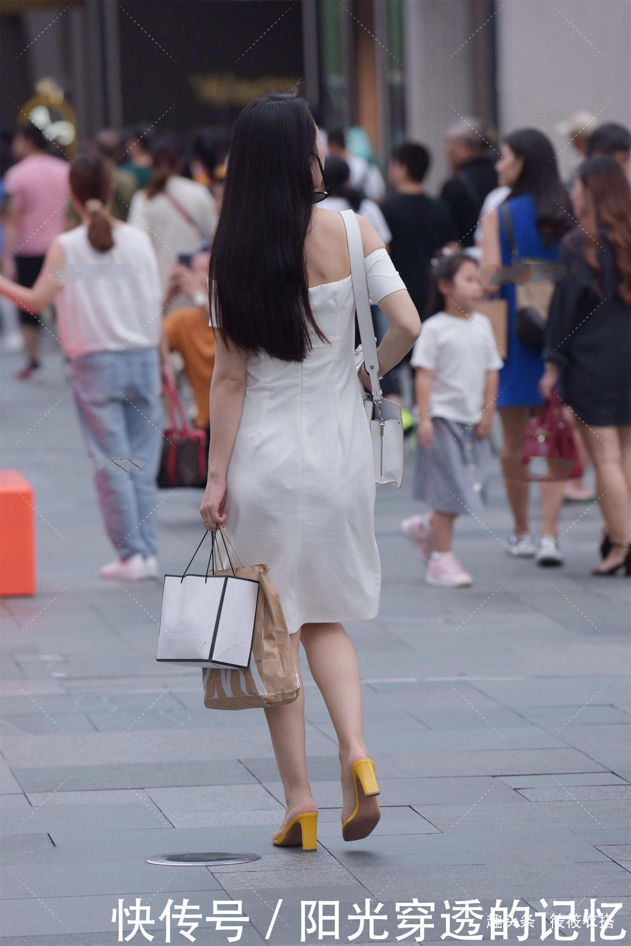 一字肩白色修身连衣裙,大方优雅,显清纯气质