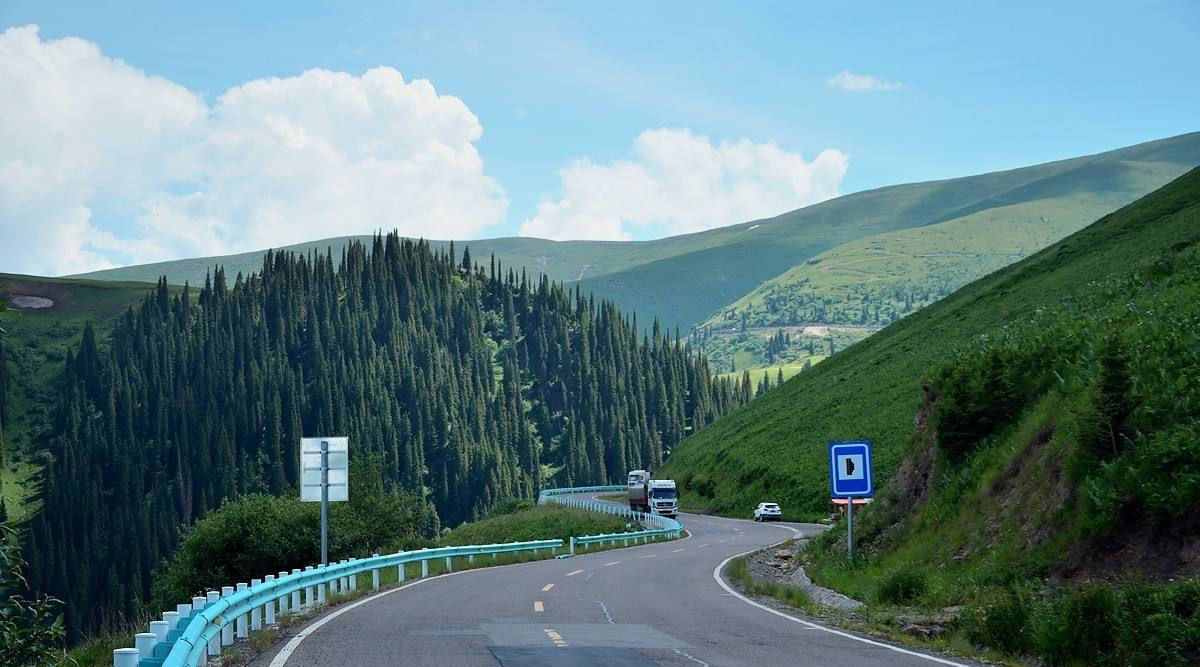 国内一条壮美的自驾公路，比川藏线更美，500公里充满四季美景