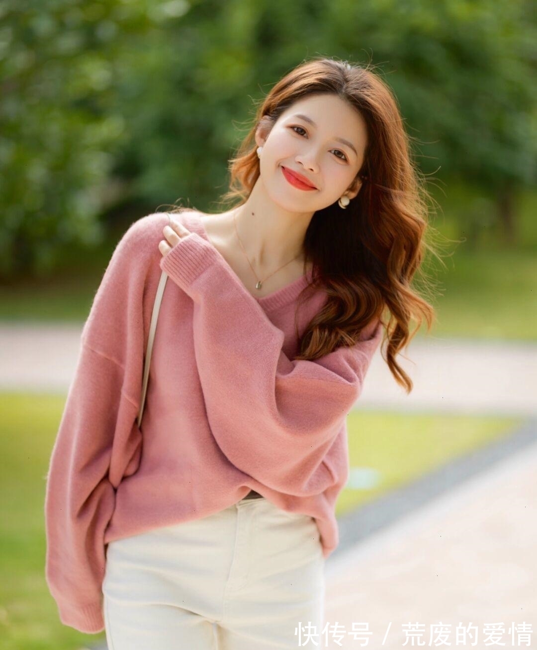 姐妹 冬天就适合穿“粉色毛衣”,保暖温柔又有格调,清新减龄又显气质