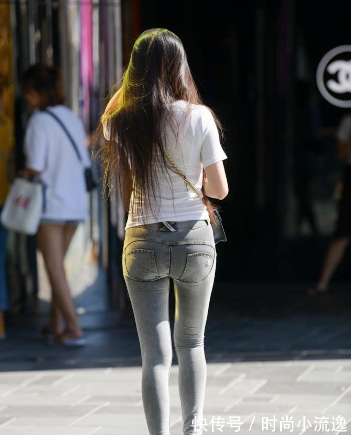 搭配|白色短袖搭配紧身牛仔裤，既显瘦又有型，时尚女人都喜爱