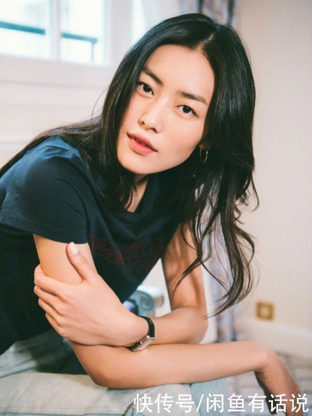 穿搭|刘雯的时尚看不懂,弄个大油头就算了还紧贴头皮,气质都改变不少