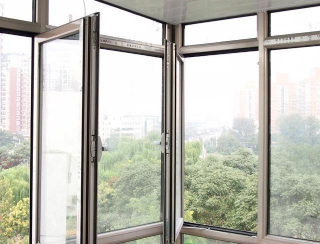 塑钢|越来越多人封阳台都不用塑钢了,现在都流行装这种!便宜还耐用