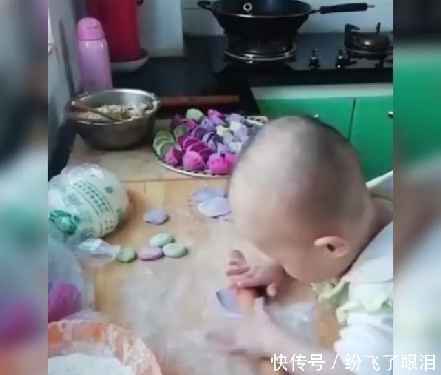 饺子皮|萌娃熟练地帮妈妈擀饺子皮走红!爸妈这样做,也能教育出同款孩子