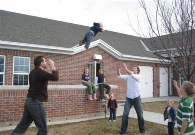 带娃|爸爸带娃脑洞大开,花样百出,网友吐槽:爸爸带娃,活着就行