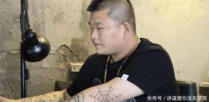 付账|男子纹身没钱付账, 双方达成古怪协议, 额头印字刻上签名