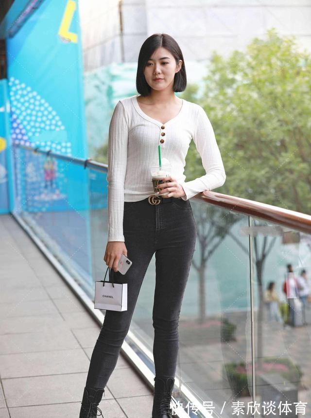紧身裤 白色圆领长袖搭配深灰打底裤,永恒话题,增添不少的着装可能