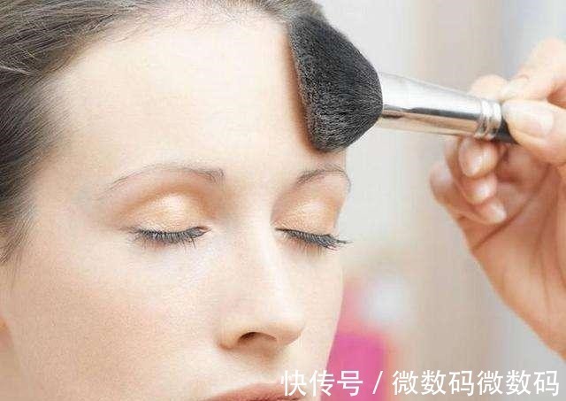 妆容 为什么粉底液刚上脸很白,下午就变暗沉因为很多人做错了这一步!