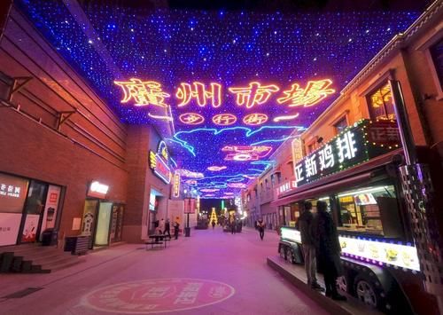 洛阳市区内的步行街,夜景不输一线城市,距离牡丹广场仅200米