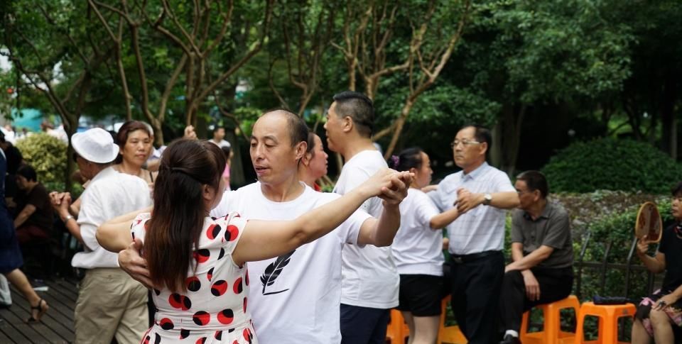 杭州西湖除了湖光山色，更有一道“独特的风景线”，让人心生厌恶