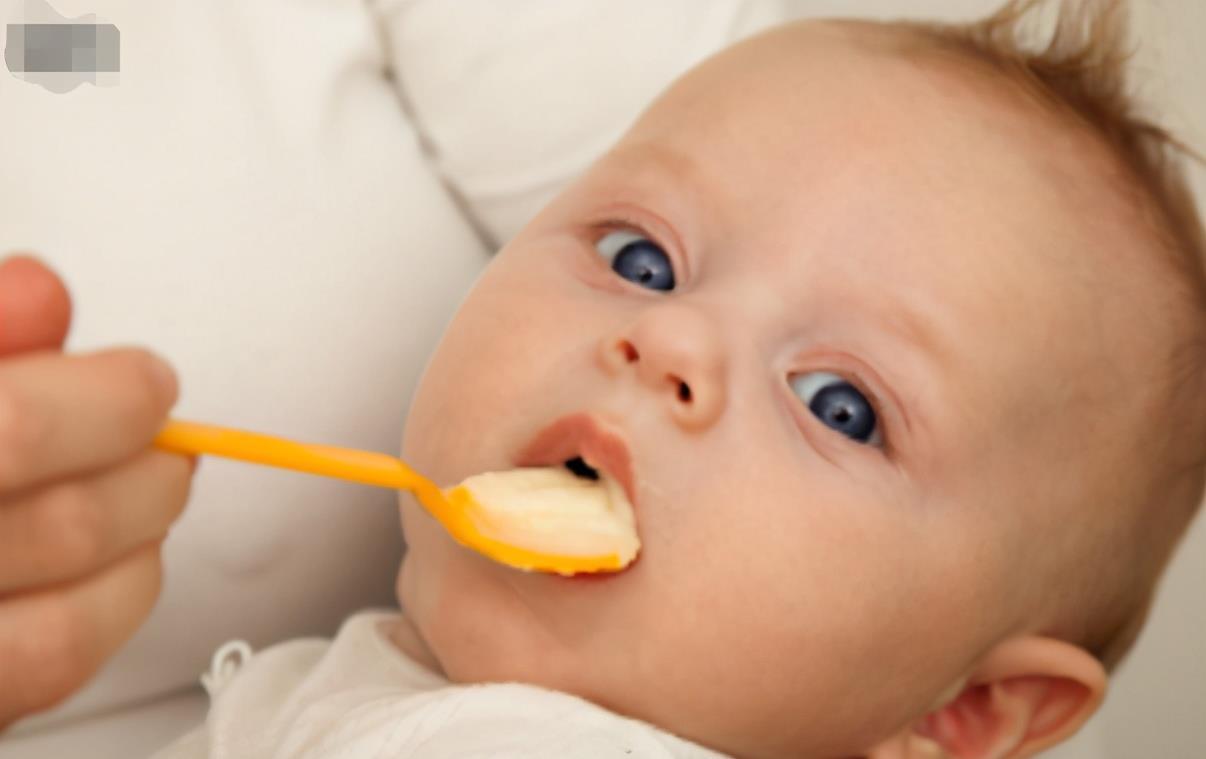 不紧不慢|宝宝“钻碗”火了,妈妈喂饭不紧不慢娃直接啃碗,网友:性子忒急