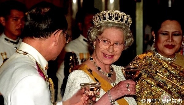 满身|25年前英女王出访泰国,诗丽吉满身珠翠好耀眼,整容脸还是输了