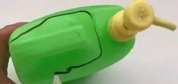 垃圾桶|把洁面瓶放到垃圾桶里，不需要买垃圾袋，一年可以节约数百个