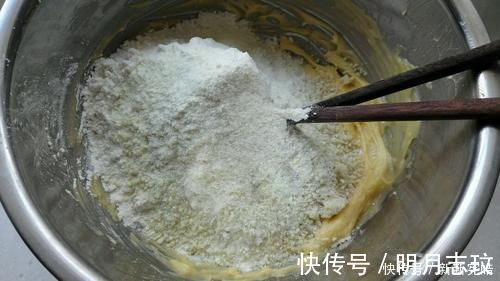 搅拌均匀|这款简单、易操作的苹果派,酸酸甜甜的,全家都喜欢吃