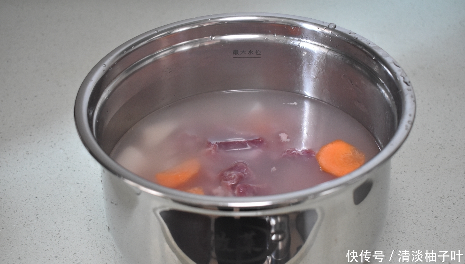 生活|2人2菜1汤的午餐,酸菜鱼和排骨汤荤素搭配滋味无穷,认真生活