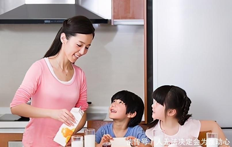 正确|警惕异物卡喉!不满一岁女娃吃小馒头险窒息,医生教你正确急救