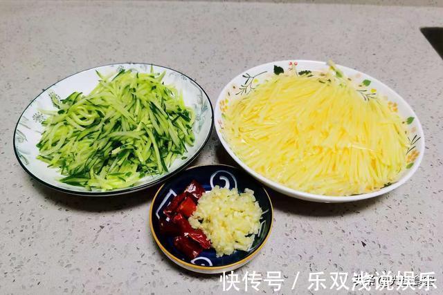清洗干净|夏季,我常吃这2样,擦丝加料简单一拌,5分钟端上桌,低脂还美味
