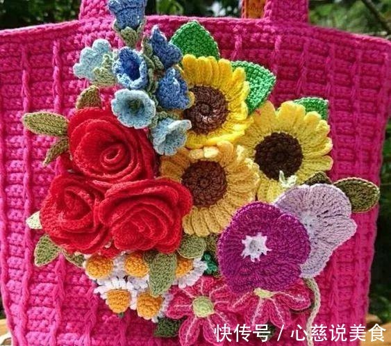 包包$55款超美的钩花包包,只要会钩不同的花,拼缝在一起,就能做出