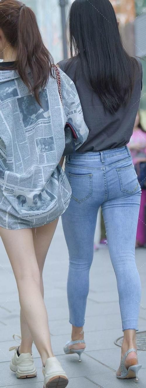 展示|紧身牛仔裤有“韧性”，当街展示一字马，换别裤子该裂了