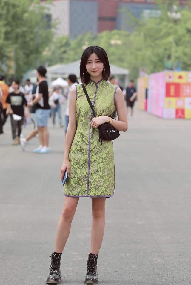 街拍:身材苗条的小姐姐,一条浅色的连衣裙,尽显女神气质
