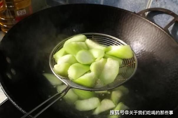 蒜片|炒丝瓜时，先倒油是大错，厨师长教你2招，脆嫩爽口，翠绿不变黑