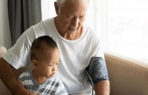 学习习惯|孙子因画鱼的作业被急哭,却被爷爷轻松化解,这方法真是“妙”