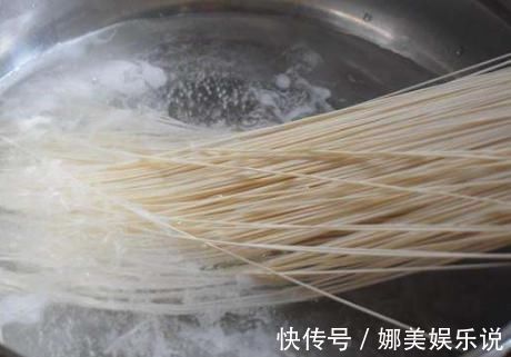 小青菜|用挂面做炒面，别只会煮面条，牢记1个技巧，面条不坨，根根分明