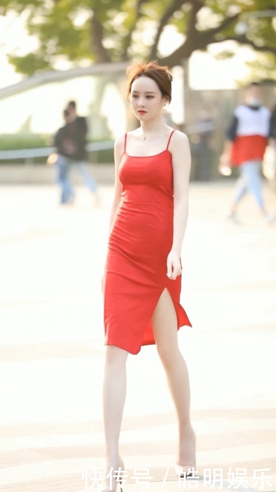 路人街拍,美女阔腿裤搭配白色的衬衫,看上去非常的美