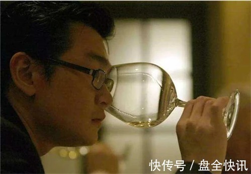 拍卖会#一群美国富翁想救华裔小哥出狱,不为别的,只因他造的假酒太好喝