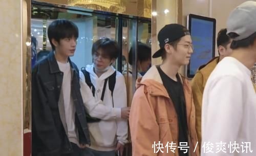 鄧超陳赫等人聊天時,鹿晗頭上的帽子尤為搶鏡,這不是那誰的?