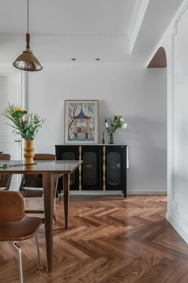 文艺复古风|98㎡文艺复古风,大胆跳色+通铺人字拼地板,感受一整屋的浪漫