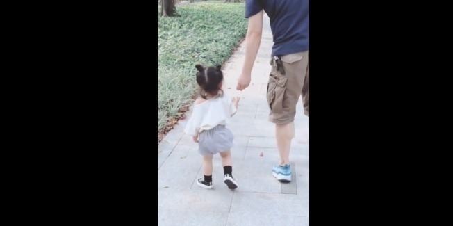 女儿|爸爸惹女儿生气了,女人不管多大都不好哄,简直比哄老婆还难