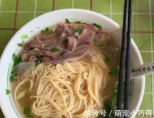 海清晒美食,牛肉面太馋人,引来一大群网友围观,饿肚子真不敢看