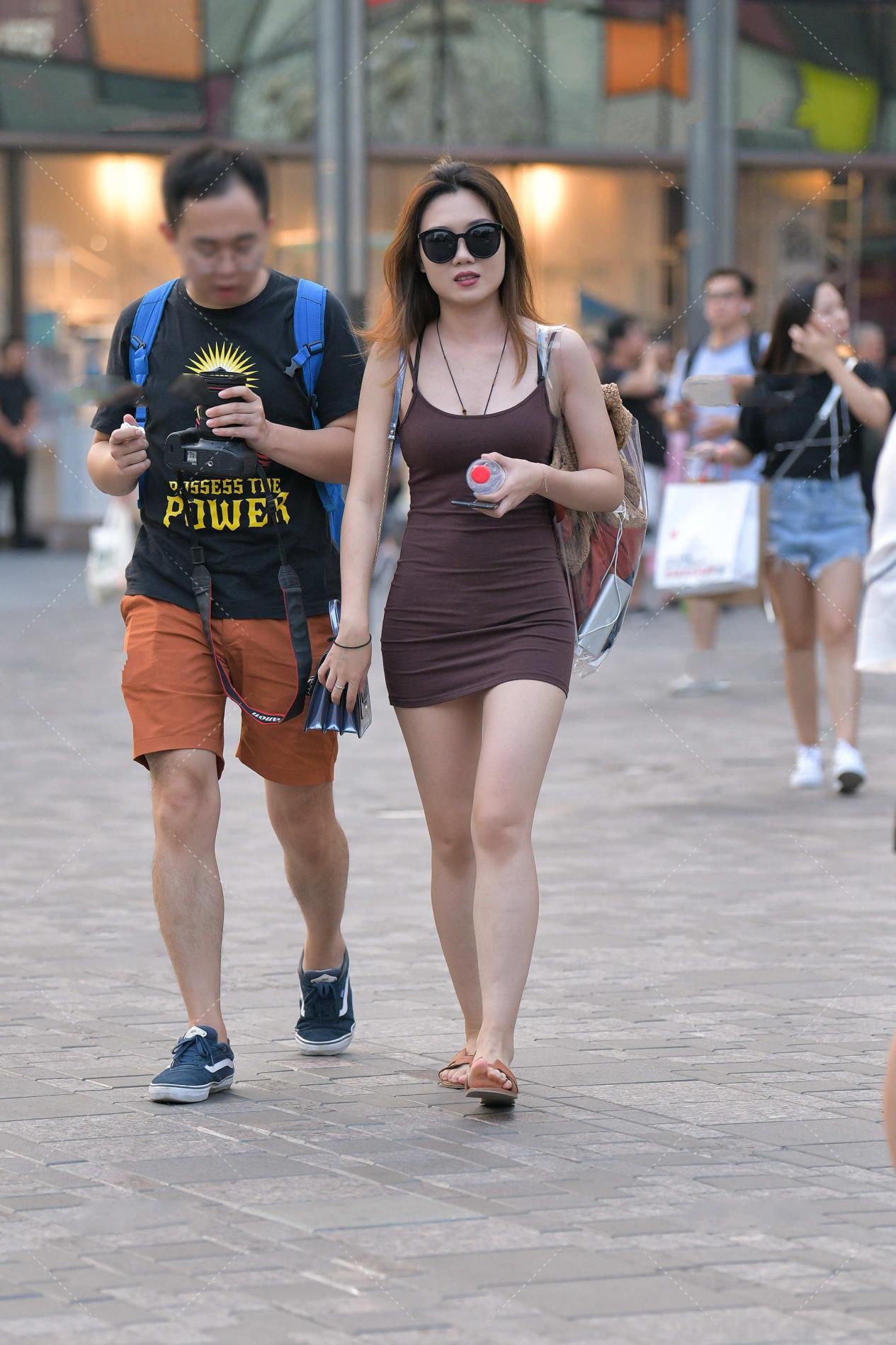 深咖色小款连衣裙，经典百搭，时尚大气