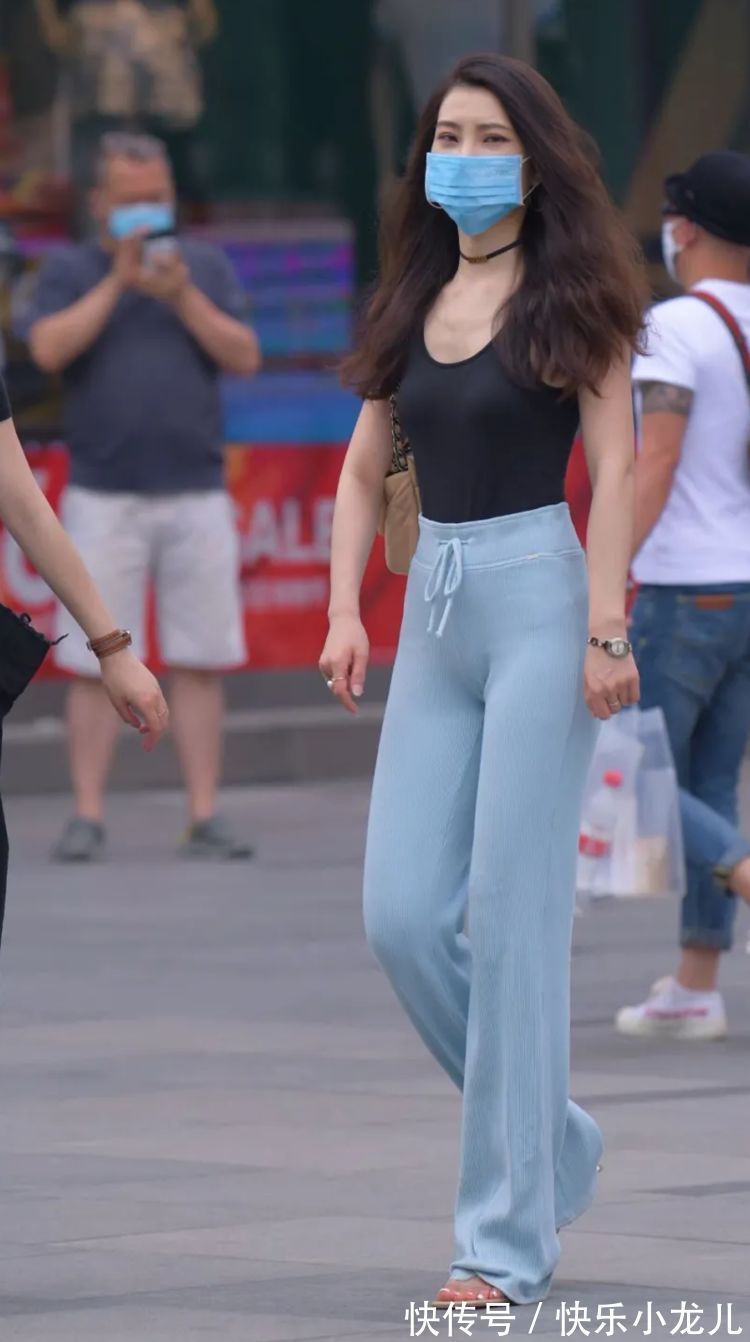身材 休闲长裤的穿搭,也能让女孩完美身材得到展现