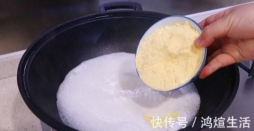 玉米面|玉米面倒进滚烫的牛奶里,一周吃7次孩子还嫌少,又软又香真解馋