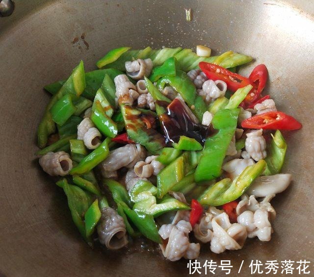下饭|尖椒炒鱼肚,鱼肚爽脆,带点微辣,很下饭!