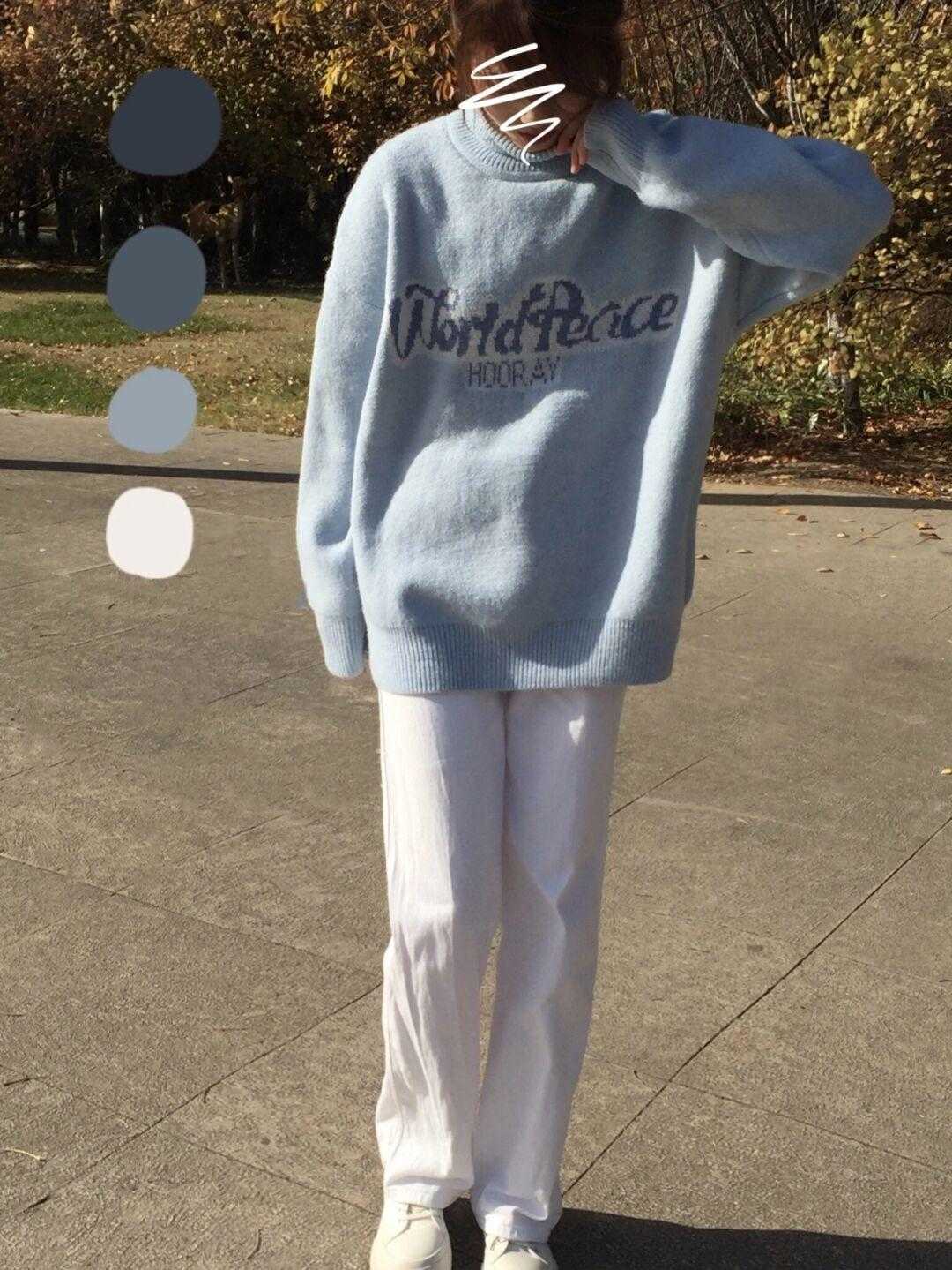 天蓝色 冬天室内穿搭千万别错过“蓝毛衣+白裤”,上身又美又仙,贼好看