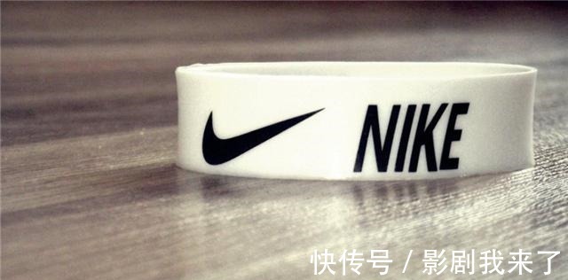 校服 校园“攀比风”盛行,身穿统一平价校服,却踩着天价名牌球鞋!