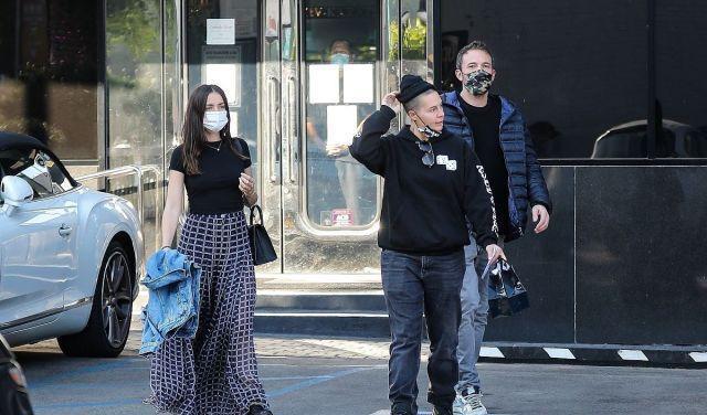 尽显|安娜德阿玛斯穿黑T恤搭格纹群尽显浪漫洒脱气质, 身段超迷人