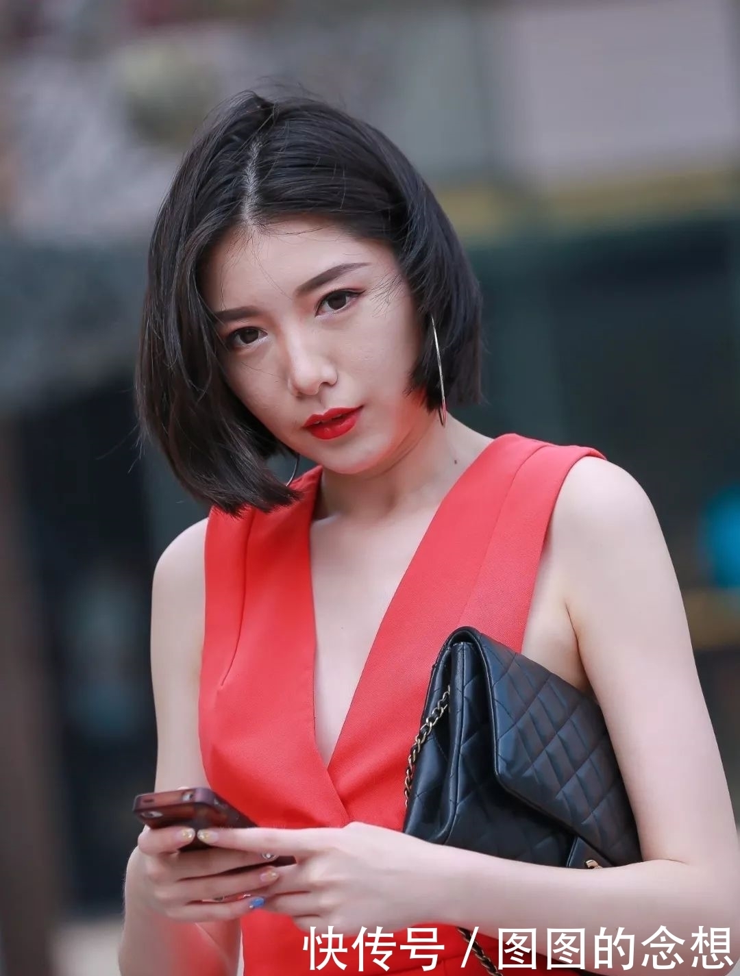 美女|街拍 红衣短发美女