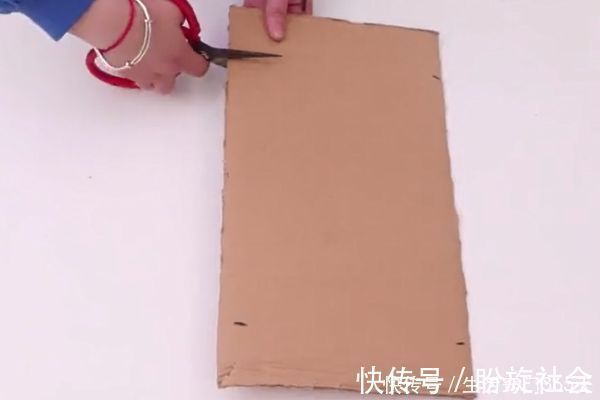 大纸箱上剪几刀太厉害了，家里人都夸聪明，一年能省下好几百！