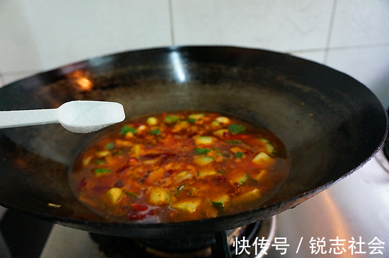 蒜苗叶|在家做香辣砂锅鱼，鲜香四溢，美味可口