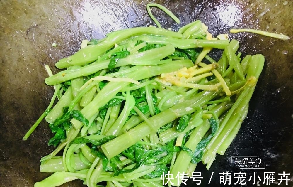 炒空心菜,直接炒就不对了,多加一个步骤,翠绿不发黑,十分脆嫩