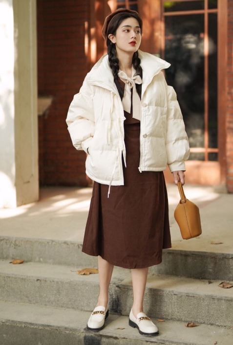 小姐姐 秋冬要给穿搭做减法,建议用“羽绒服+半身裙”,温柔显瘦更好看