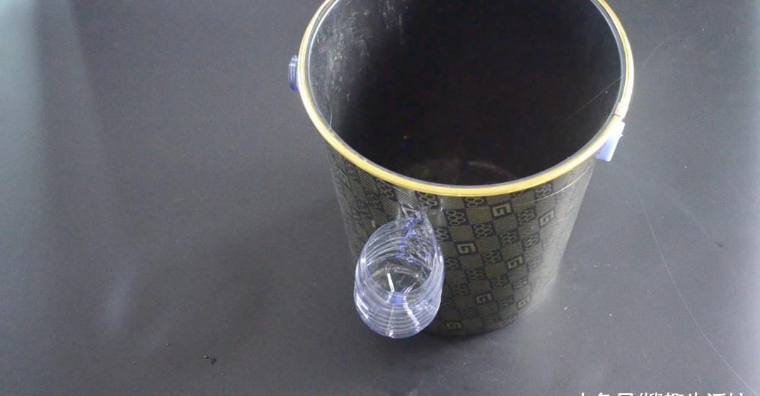 妙用|垃圾桶上粘一个塑料瓶, 一年还能帮家里省不少钱, 可惜知道的人不多