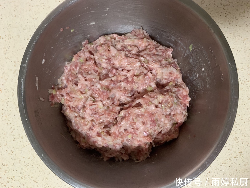 这菜2块钱一斤，一年四季都有，用来包饺子太香了，家人都爱吃