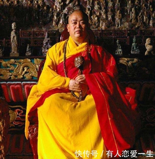 释永信的袈裟多贵重?18K 纯金做配钩,上好翡翠造玉环,估价16万
