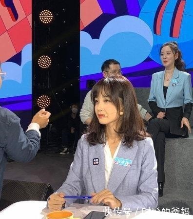 董明珠|央视记者王冰冰美成漫画女主,穿蓝色西装好水嫩,董明珠看了都爱!