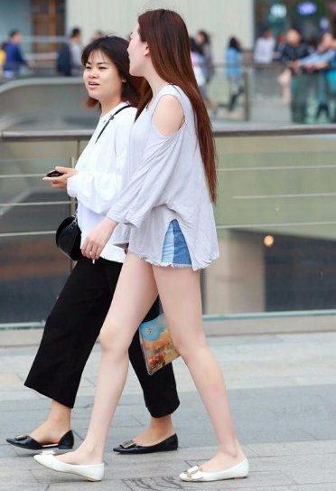 “下衣失踪”风靡时尚界,散发浓浓女人味,显高显瘦很时髦