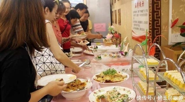 吃到饱|印度人到中国吃自助餐，全程只吃一种食物，服务员看后哭笑不得